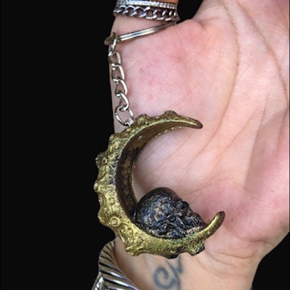 🖤Handmade Moon & skull resin key chain - Picture 6 of 10
